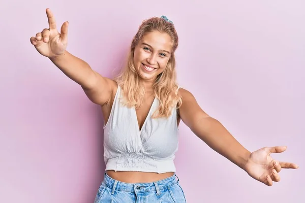 Chica Rubia Joven Con Ropa Casual Mirando Cámara Sonriendo Con —  Fotos de Stock