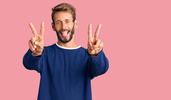 Hombre Guapo Rubio Con Barba Vistiendo Suéter Casual Sonriendo Con —  Fotos de Stock