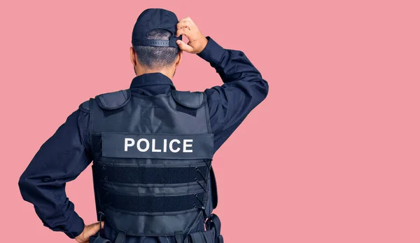 Молодой Латиноамериканец Полицейской Форме Задом Наперед Думает Сомнении Поднятой Головой — стоковое фото