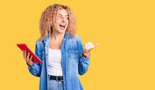 Mulher Loira Jovem Com Cabelo Encaracolado Usando Dispositivo Touchpad Apontando — Fotografia de Stock