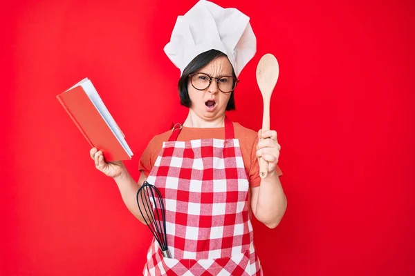 Brunette Woman Syndrome Wearing Professional Baker Apron Reading Cooking Recipe — Stock Photo, Image