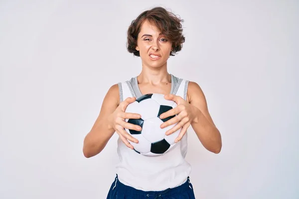Jeune Femme Hispanique Tenant Ballon Football Expression Désorientée Confuse Concept — Photo