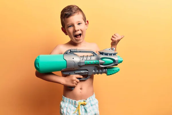 Miúdo Loiro Bonito Vestindo Roupa Banho Segurando Arma Água Apontando — Fotografia de Stock