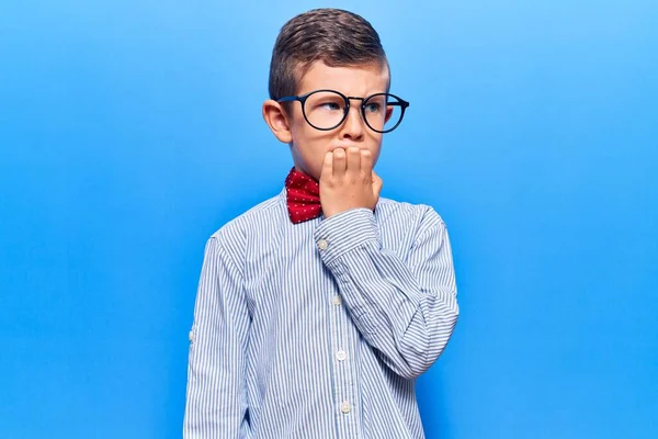 Nettes Blondes Kind Mit Nerd Fliege Und Brille Das Gestresst — Stockfoto