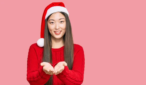 Joven Mujer China Con Sombrero Navidad Sonriendo Con Las Palmas — Foto de Stock