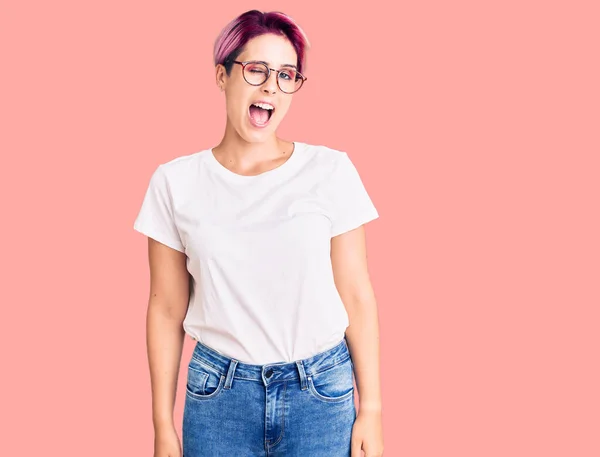 Joven Hermosa Mujer Con Pelo Rosa Con Ropa Casual Gafas —  Fotos de Stock