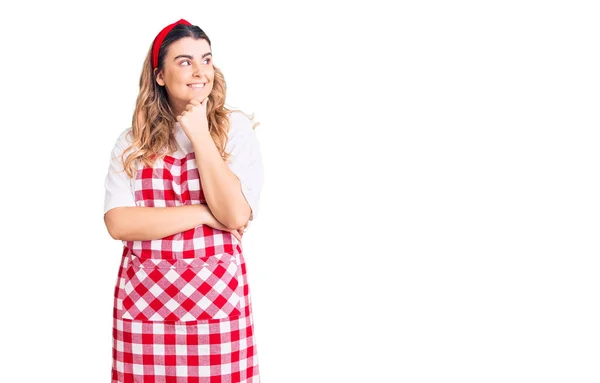 Ung Kaukasiska Kvinna Bär Förkläde Med Hand Hakan Tänker Frågan — Stockfoto