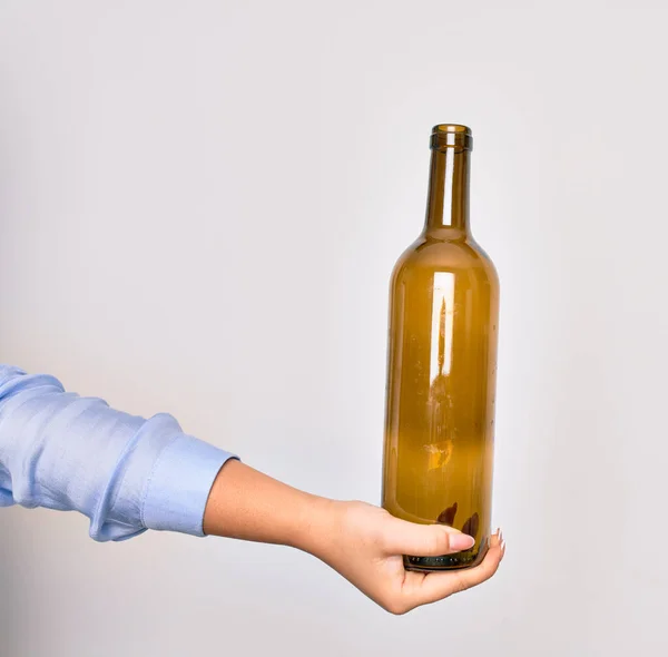 Mão Jovem Caucasiana Segurando Garrafa Vidro Vazia Vinho Sobre Fundo — Fotografia de Stock