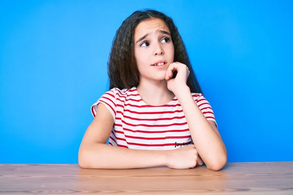 Schattig Hispanic Kind Meisje Dragen Casual Kleding Zitten Tafel Serieus — Stockfoto