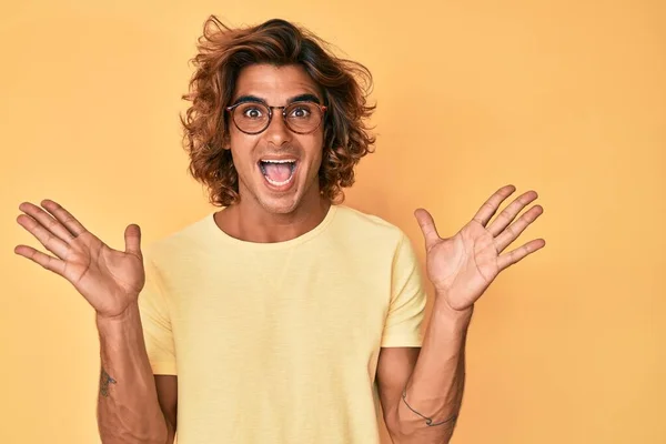 Jeune Homme Hispanique Portant Des Vêtements Décontractés Des Lunettes Célébrant — Photo