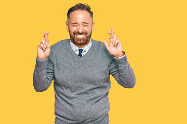 Schöner Mann Mittleren Alters Businesskleidung Gestikuliert Mit Erhobenem Zeigefinger Lächelnd — Stockfoto