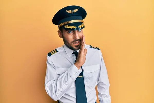 Hezký Hispánec Uniformě Pilota Letadla Ruku Ústech Vyprávějící Tajné Zvěsti — Stock fotografie