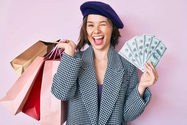 Junge Schöne Frau Mit Baskenmütze Einkaufstaschen Und Dollarnoten Zwinkernd Die — Stockfoto