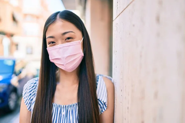 Νεαρή Κινέζα Που Φοράει Ιατρική Μάσκα Ακουμπισμένη Στον Τοίχο Του — Φωτογραφία Αρχείου