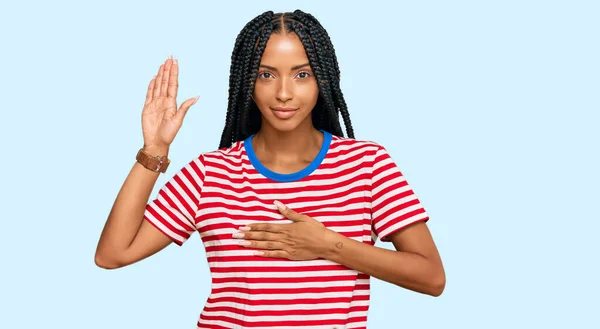 Mooie Latijns Amerikaanse Vrouw Draagt Casual Kleding Vloeken Met Hand — Stockfoto