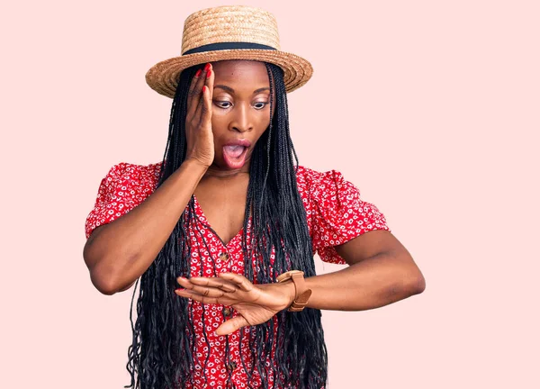 Genç Afrikalı Amerikalı Kadın Yaz Şapkası Takıyor Saate Bakıyor Endişeli — Stok fotoğraf