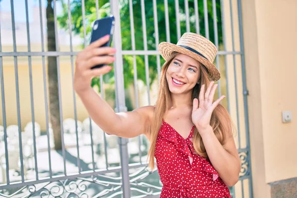 Jovem Caucasiana Menina Turística Sorrindo Feliz Fazendo Videochamada Usando Smartphone — Fotografia de Stock