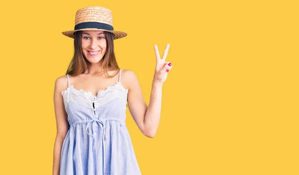 Hermosa Morena Joven Con Sombrero Verano Sonriendo Con Cara Feliz —  Fotos de Stock