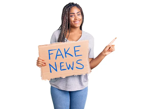 Mladá Afro Americká Žena Copánky Drží Falešné Zprávy Prapor Úsměvem — Stock fotografie