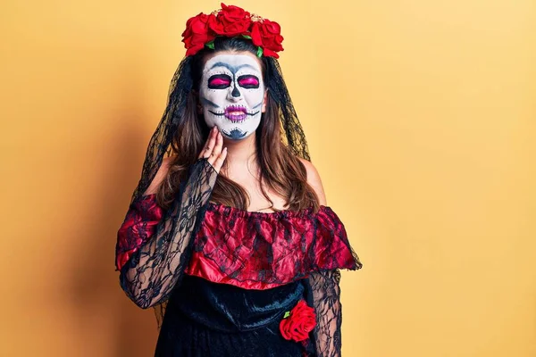 Mujer Joven Que Lleva Día Del Disfraz Muerto Sobre Amarillo — Foto de Stock