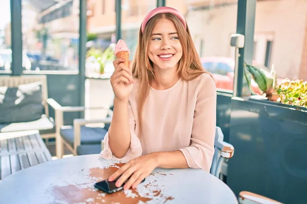 Jeune Fille Caucasienne Souriant Heureux Manger Crème Glacée Assis Sur — Photo