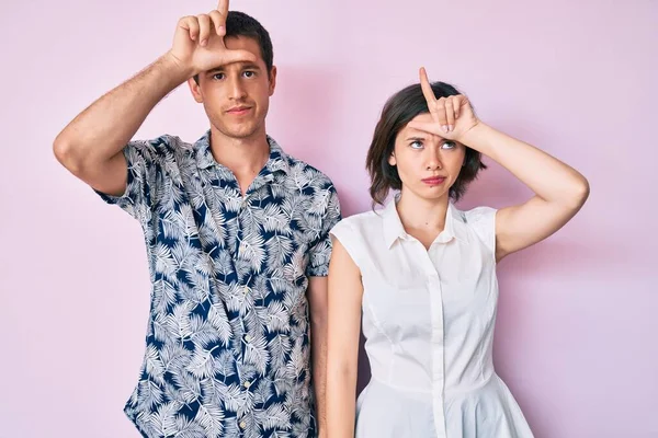 Casal Bonito Vestindo Roupas Casuais Fazendo Troça Pessoas Com Dedos — Fotografia de Stock