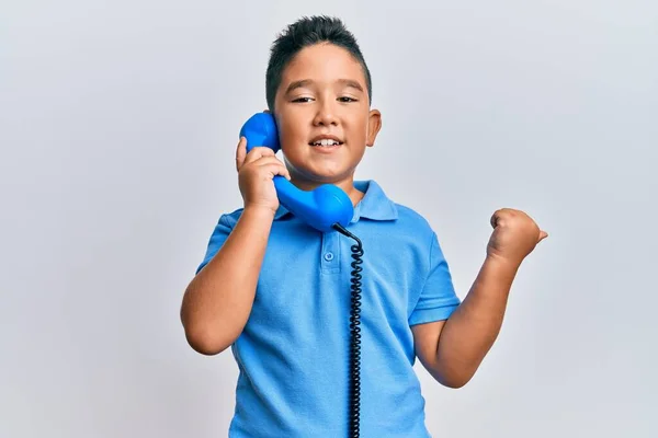 Menino Hispânico Garoto Falando Através Telefone Vintage Gritando Orgulhoso Celebrando — Fotografia de Stock