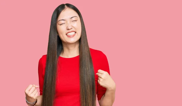 Genç Çinli Kadın Gündelik Kıyafetler Giyip Çok Mutlu Heyecanlı Bir — Stok fotoğraf