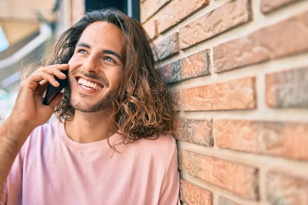 Junger Hispanischer Mann Lächelt Fröhlich Und Spricht Auf Dem Die — Stockfoto