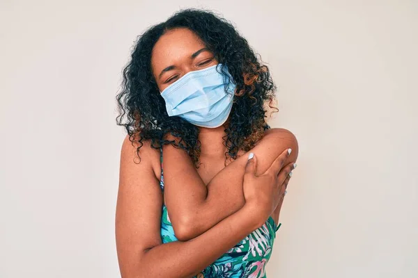 Νεαρή Αφροαμερικάνα Που Φοράει Ιατρική Μάσκα Αγκαλιάζει Τον Εαυτό Της — Φωτογραφία Αρχείου