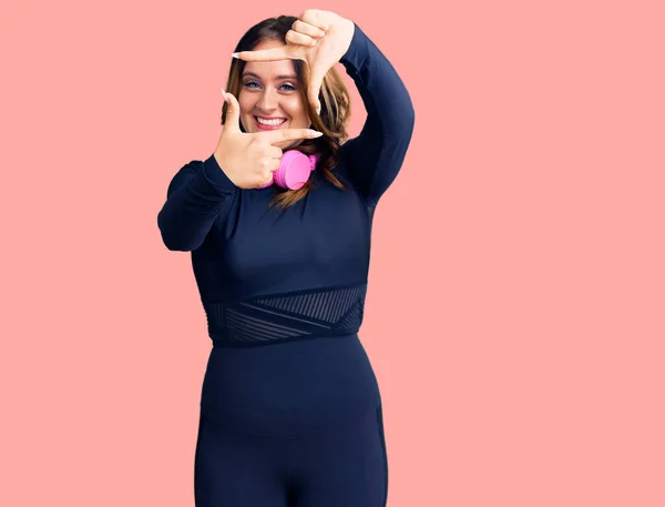 Νεαρή Όμορφη Καυκάσια Γυναίκα Φορώντας Ρούχα Γυμναστικής Και Χρησιμοποιώντας Ακουστικά — Φωτογραφία Αρχείου