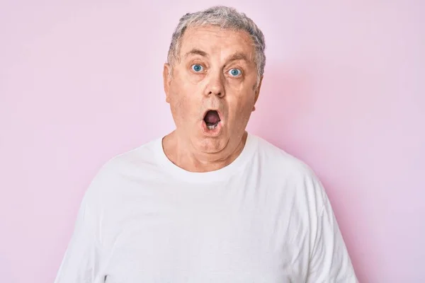 Beyaz Günlük Tişört Giyen Yaşlı Gri Saçlı Adam Şaşkınlık Içinde — Stok fotoğraf