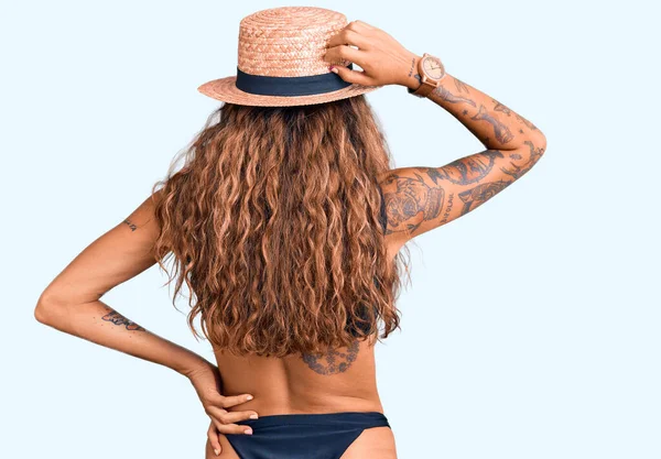 Mujer Hispana Joven Con Tatuaje Usando Bikini Sombrero Verano Revés — Foto de Stock