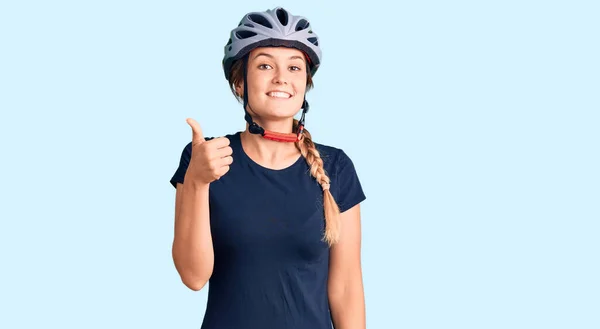 Mulher Branca Bonita Usando Capacete Bicicleta Fazendo Polegares Felizes Gesto — Fotografia de Stock