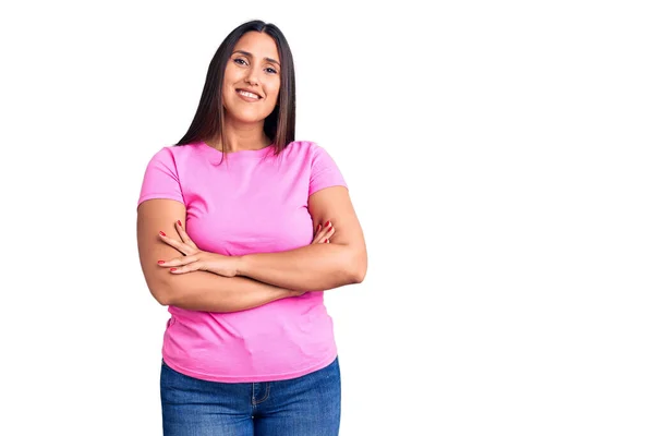 Jovem Bela Mulher Morena Vestindo Camiseta Casual Rosto Feliz Sorrindo — Fotografia de Stock