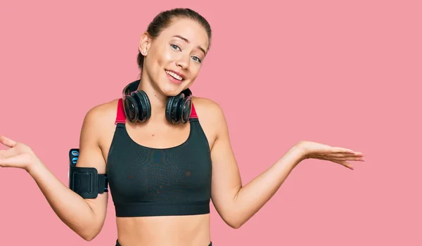 Hermosa Mujer Rubia Con Ropa Gimnasio Uso Auriculares Expresión Despistada —  Fotos de Stock