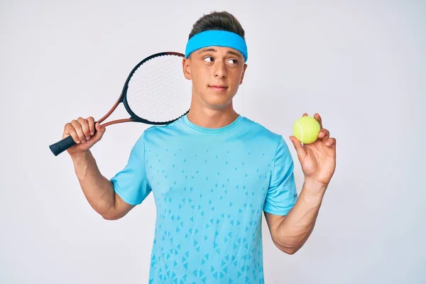 Fiatal Spanyol Fiú Teniszezik Kezében Ütő Labda Mosolyog Nézett Oldalra — Stock Fotó