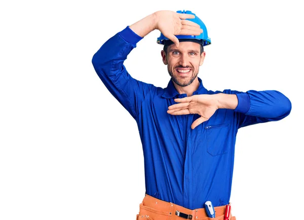 Jovem Homem Bonito Vestindo Uniforme Trabalhador Hardhat Sorrindo Alegre Jogando — Fotografia de Stock