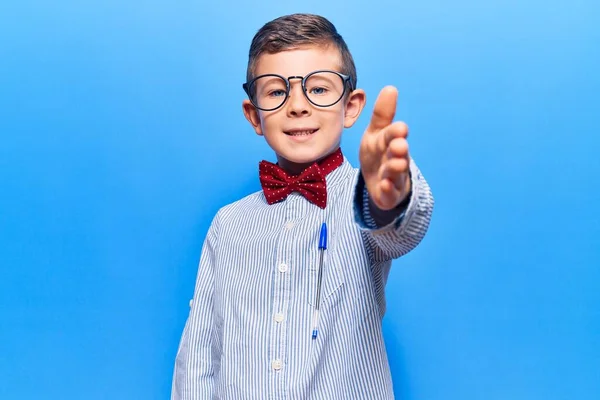 Lindo Niño Rubio Con Corbata Lazo Nerd Gafas Sonriendo Amistoso — Foto de Stock