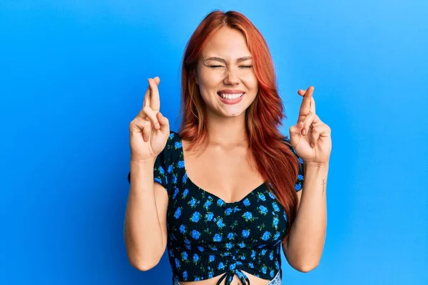 Jonge Mooie Roodharige Vrouw Draagt Casual Kleding Blauwe Achtergrond Gebaren — Stockfoto