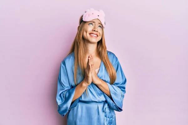 Linda Jovem Loira Usando Máscara Sono Pijama Implorando Orando Com — Fotografia de Stock
