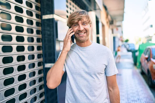 Handsome Caucasian Man Smiling Happy Outdoors Speaking Phone — Stock Photo, Image
