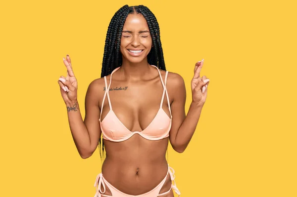 Bella Donna Ispanica Che Indossa Bikini Gesticolando Dito Incrociato Sorridendo — Foto Stock