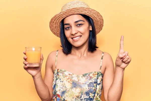 Ung Vacker Latinamerikansk Kvinna Bär Sommar Hatt Dricka Glas Apelsinjuice — Stockfoto