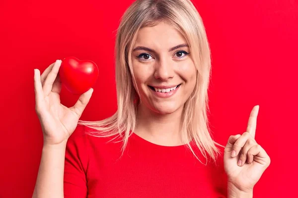 Giovane Bella Donna Bionda Che Tiene Cuore Plastica Piedi Sopra — Foto Stock