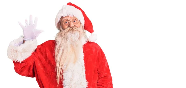 Старик Седыми Волосами Длинной Бородой Традиционном Костюме Санта Клауса Показывается — стоковое фото