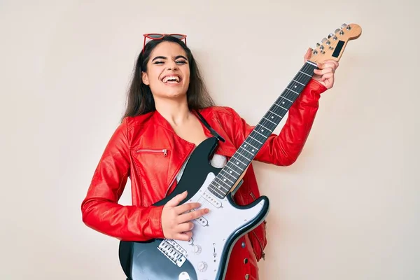 Esmer Genç Kız Elektro Gitar Çalıyor Kahkahalarla Gülüyor — Stok fotoğraf