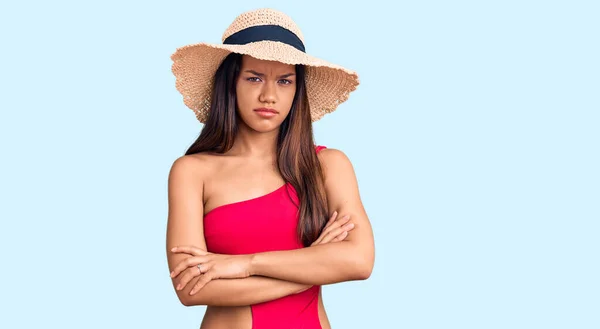 Jong Mooi Latijns Meisje Draagt Zwemkleding Zomerhoed Sceptisch Nerveus Afkeurende — Stockfoto