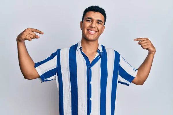 年轻的阿拉伯男子穿着休闲装 面带微笑 带着自信 用手指指着自己 自豪而快乐 — 图库照片