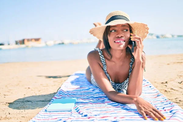 Junge Afroamerikanerin Urlaub Auf Dem Handtuch Liegend Und Strand Mit — Stockfoto